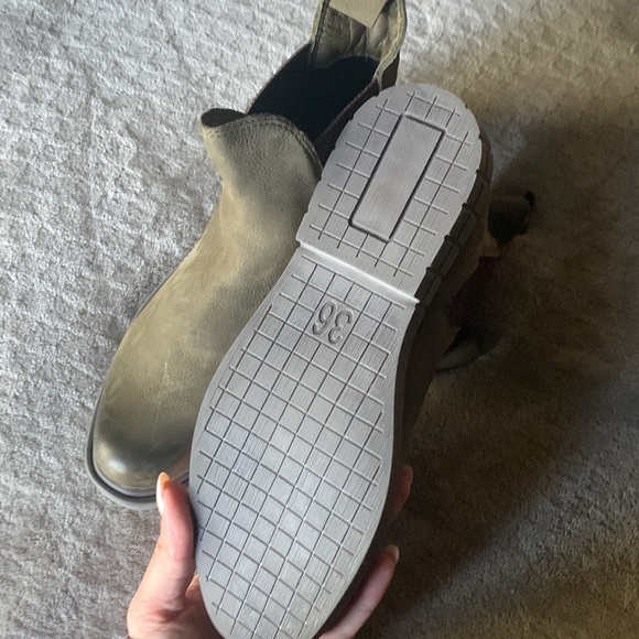 NWOT Bueno Oak Chelsea Boots in Olive Green NWOT Women’s 5.5-6 - Picture 4 of 4